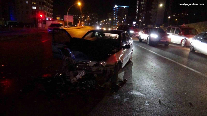 Malatya'da tır ile otomobil çarpıştı: 3 yaralı