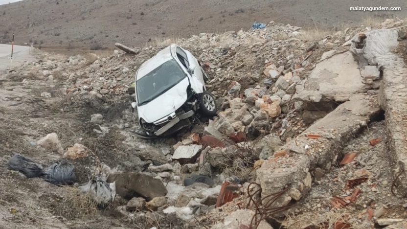 Kayalık alana savrulan araçta 5 kişi yaralandı