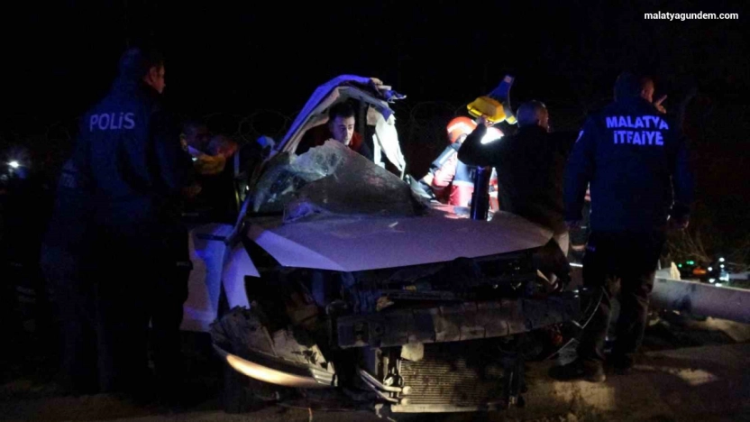 Malatya'da trambüs direğine çarpan araç kağıt gibi dağıldı: 1'i ağır 2 yaralı