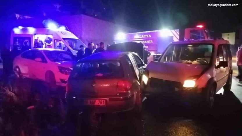 Üç aracın karıştığı kazada 2 kişi yaralandı