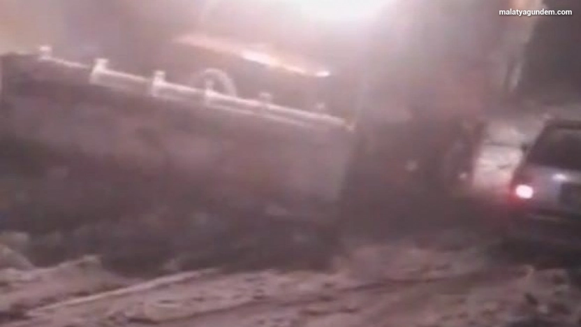 Malatya'da yoğun kar yağışı etkili oldu, çok sayıda araç yolda kaldı