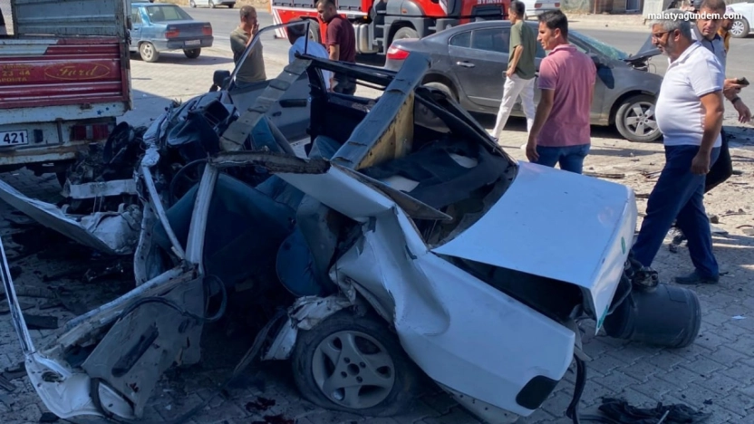 Tofaş hurdaya döndü: 1 ölü, 1 yaralı