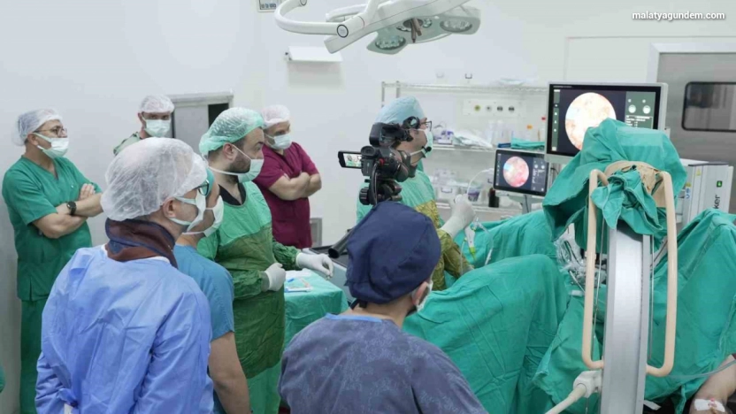 Eğitim ve Araştırma Hastanesi'nde canlı kursa 300'ü aşkın üroloji uzmanı katıldı