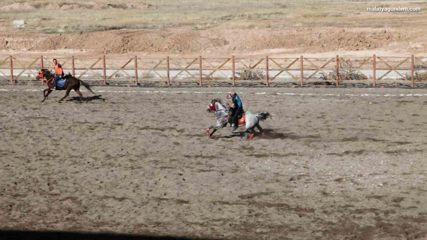 Yazıhan da ata sporu atlı cirit yaşatılıyor