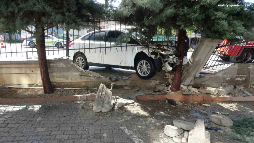 Önce otomobile sonra duvara çarpan araç alev aldı