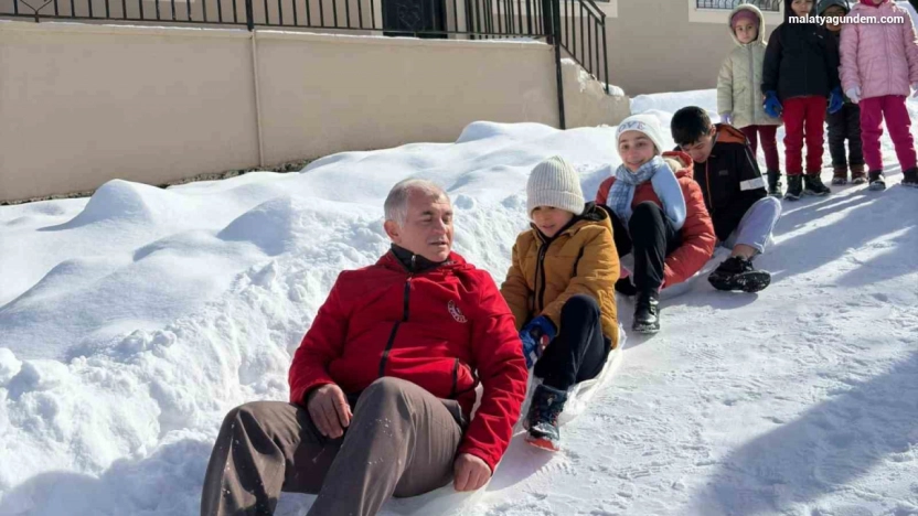 Poşetlerle kayarken sucuk mangala doydular