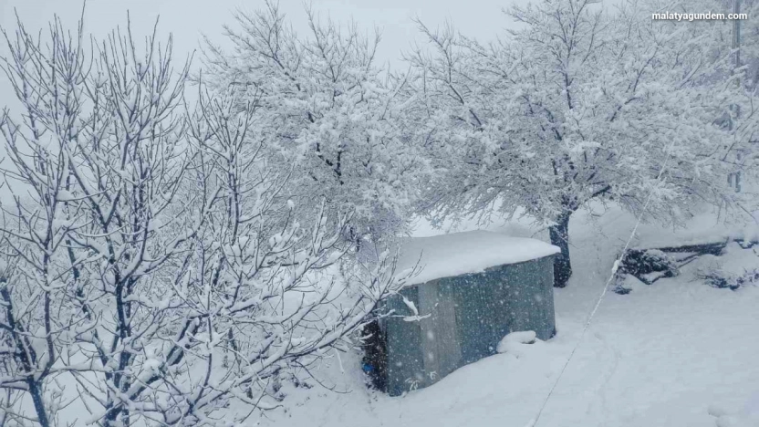 Pütürge'de kar kalınlığı 1 metreye yaklaştı