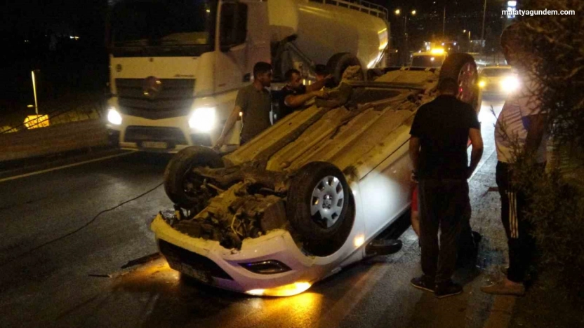 Refüje çarparak ters dönen araçtan burnu kanamadan çıktı