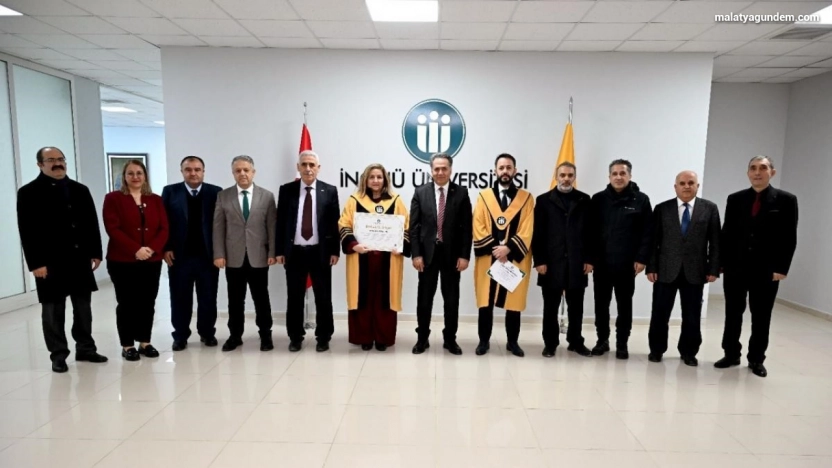 Rektör Akpolat unvanda yükselen akademisyenlere cübbelerini giydirdi