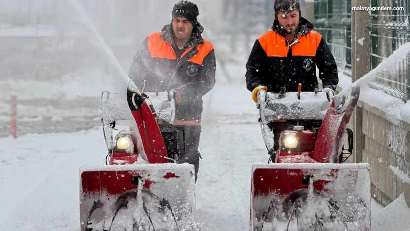 Yeşilyurt Belediyesi karla mücadelede 7/24 sahada!