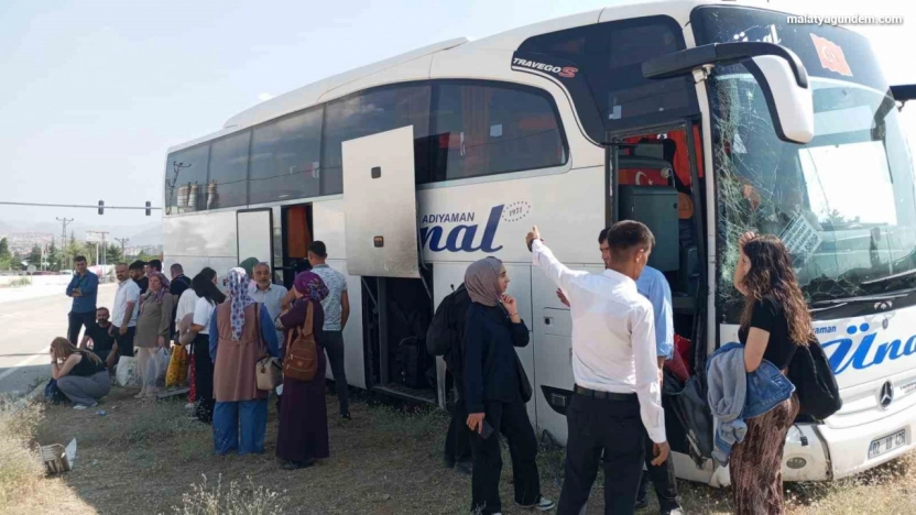 Yolcu otobüsü ile kamyonet çarpıştı: 1 yaralı
