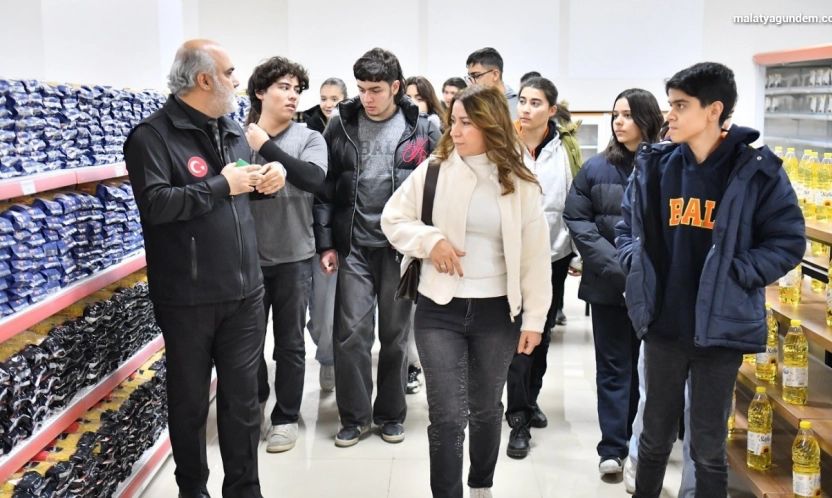 'İyilik Elçisi' Projesi gençlere yardımlaşma ve tarih bilinci aşılıyor