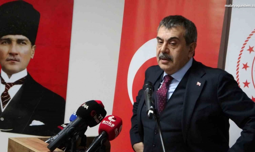 Bakan Tekin Malatya'da görme engelli öğrencilerle bir araya geldi