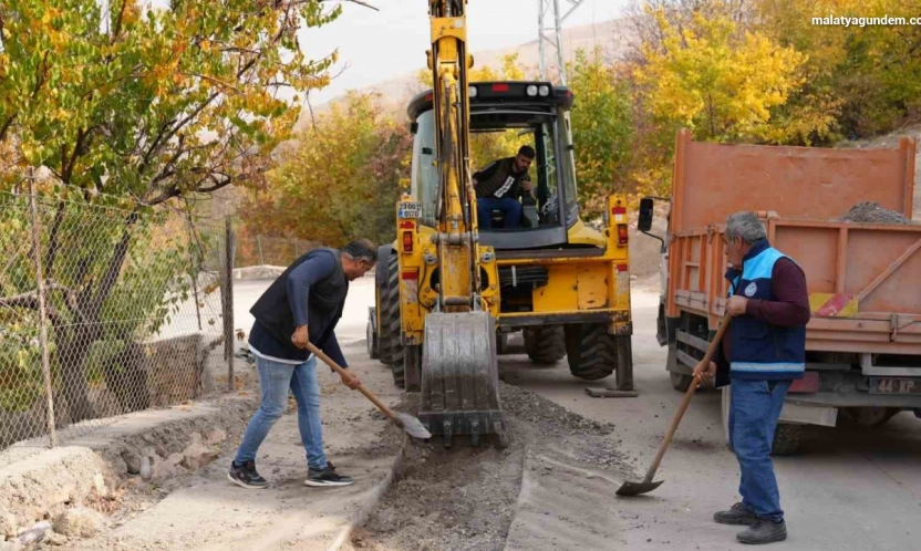 Battalgazi Belediyesi Çamurlu Mahallesi'nde asfalt yama çalışması yaptı