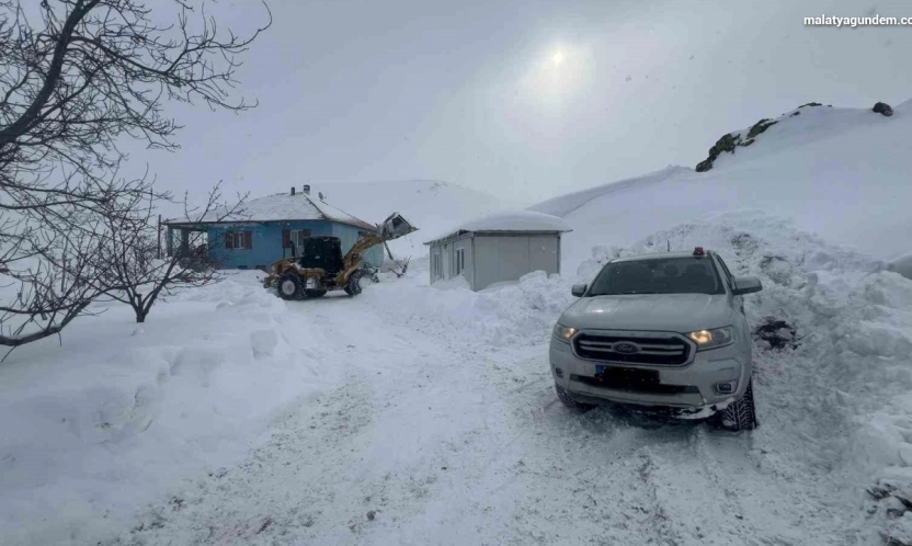 Battalgazi Belediyesi ekipleri, sağlık çalışanlarını iş makinesiyle hastaya ulaştırdı