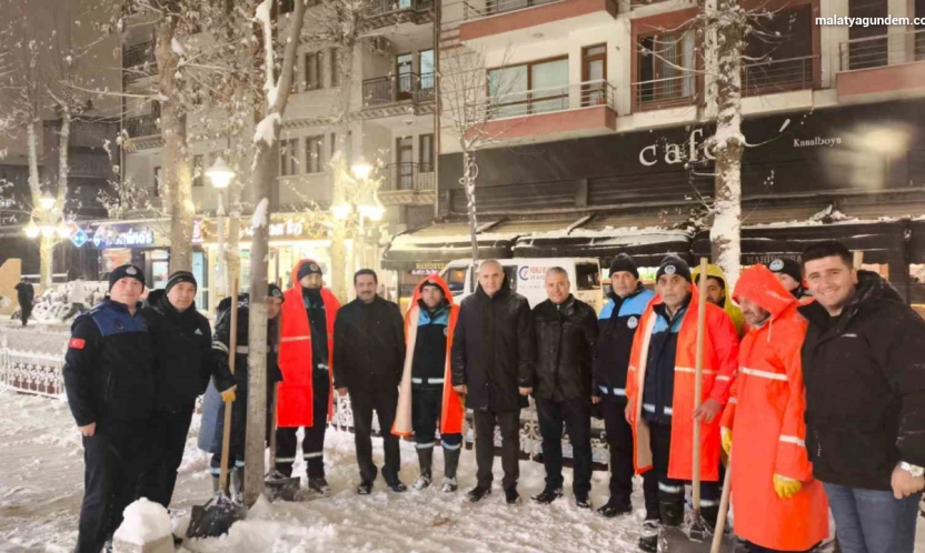 Battalgazi'de buzlanmaya karşı tuzlama mesaisi