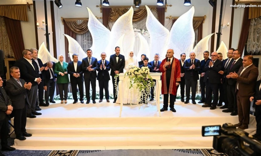 Büyükşehir Belediye Başkanı Sami Er, kızının nikahını kıydı