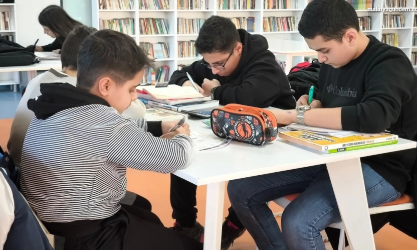 Çilesiz Kütüphanesi gençlerin buluşma noktası oldu