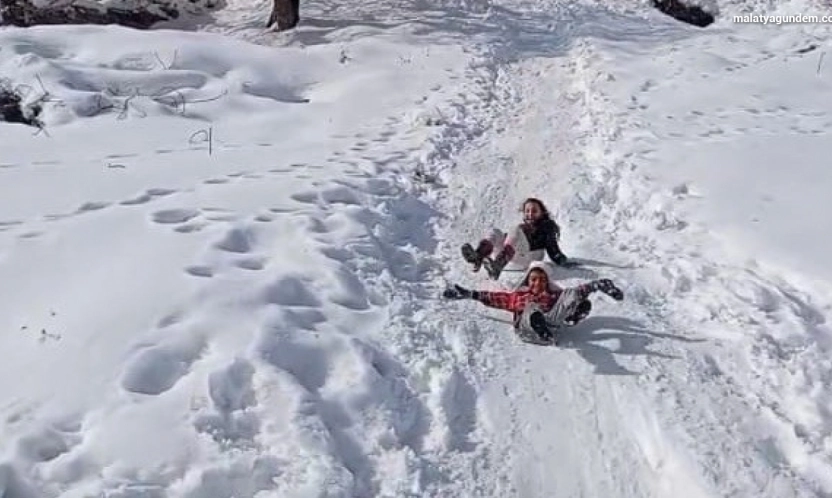 Çocukların karın keyfini tepsi ve bidonlarla çıkardı