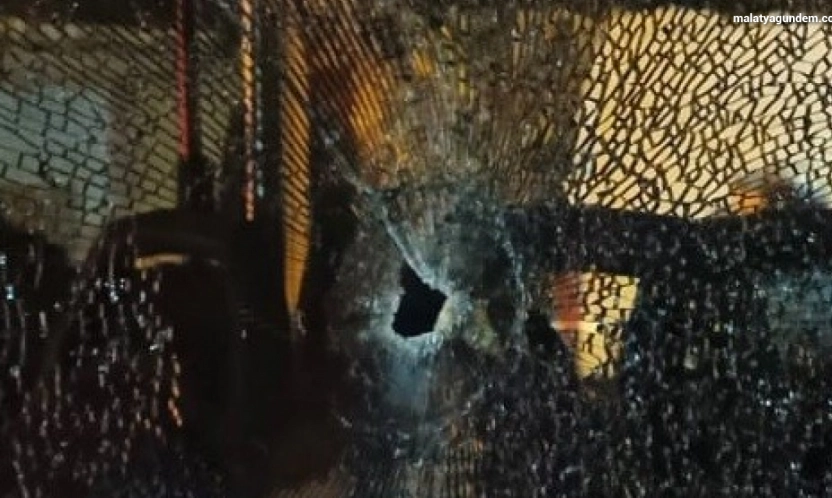 Çok sayıda yolcunun bulunduğu otobüse silahlı saldırı anı kamerada