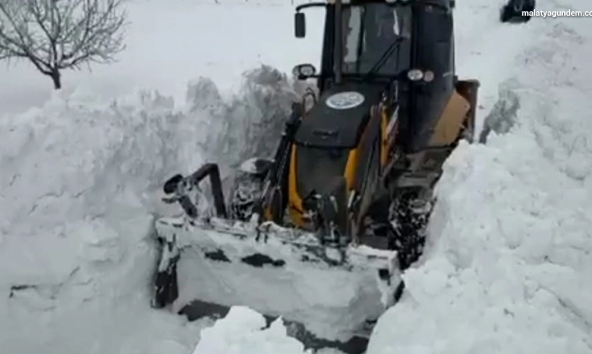 Darende Belediyesi'nden karla mücadelede yoğun mesai