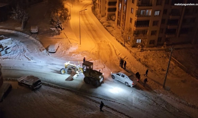 Darende Belediyesi'nin kar mesaisi sürüyor