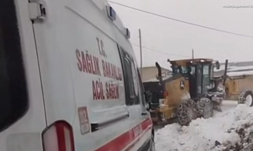 Darende Belediyesi'nin karla mücadele çalışmaları kesintisiz sürüyor