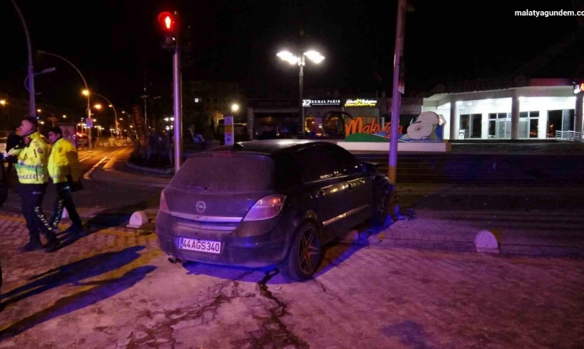 Hafif ticari araçla çarpışan otomobil kaldırıma çıkarak durabildi: 1 yaralı