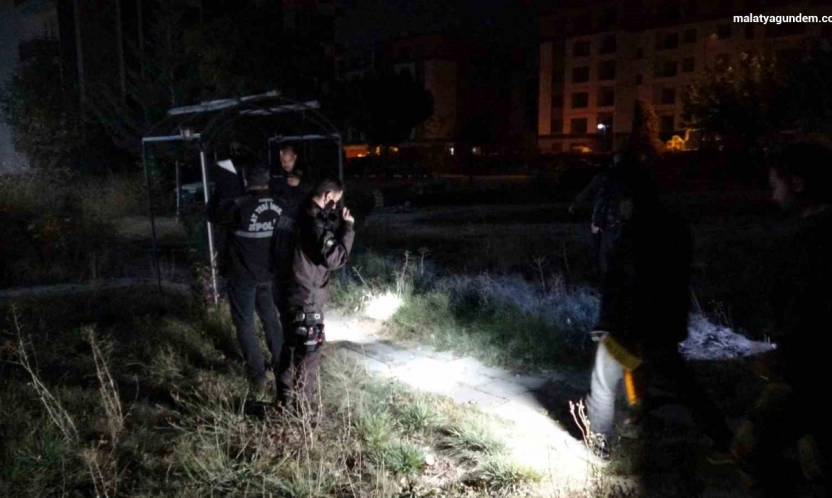 Hırsızlık zanlıları kaçarken silahla işçiyi yaraladı