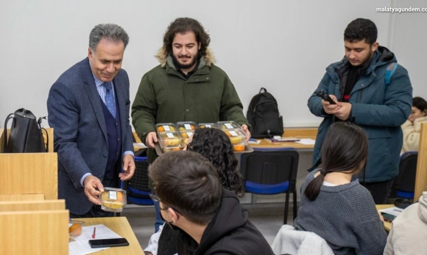 İnönü Üniversitesi'nde final haftasında öğrencilere meyve ikramı