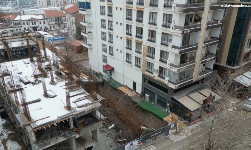 İstinat duvarı çöken bina havadan görüntülendi