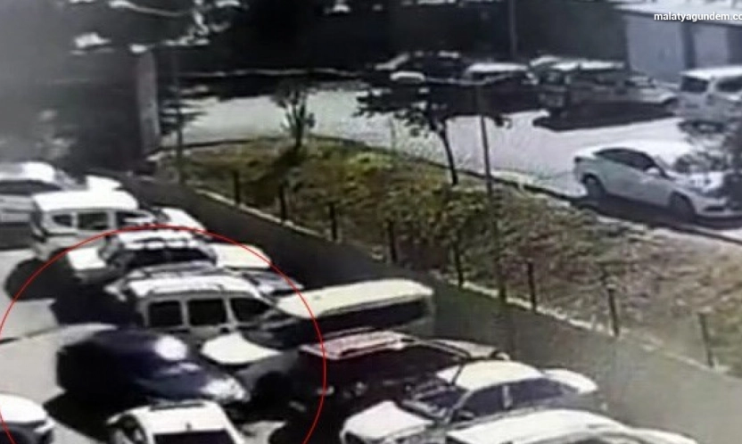 Kalp krizi geçiren sürücü hastane otoparkında 7 araca çarptı: O anlar kamerada