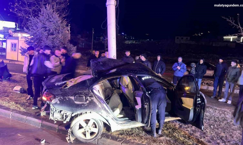 Kontrolden çıkan araç, trambüs direğine çarptı: 1 ağır yaralı