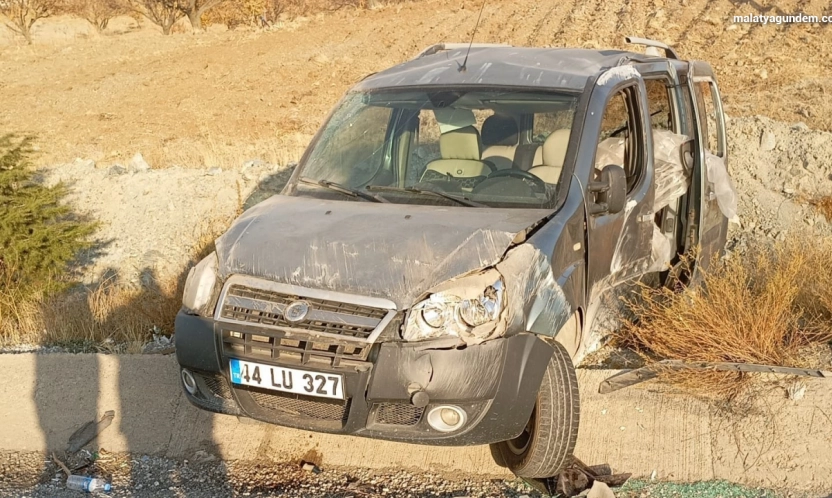 Kontrolden çıkan hafif ticari araç su tahliye kanalına çarptı: 1 yaralı
