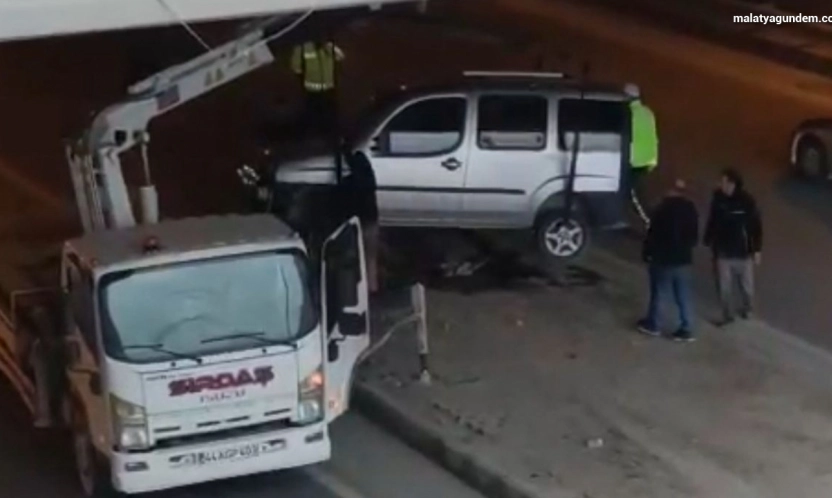 Kontrolden çıkan hafif ticari araç refüje çarptı: 1 yaralı