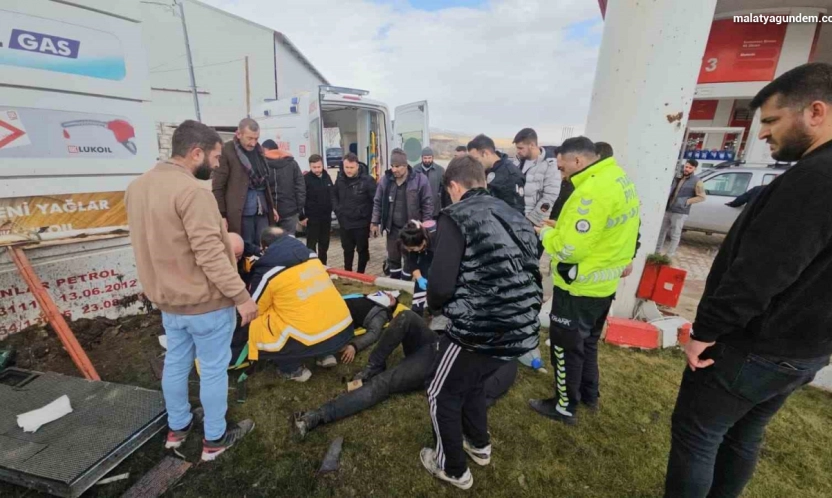 Kontrolden çıkan hafif ticari araç akaryakıt istasyonuna daldı 2 kişi yaralandı