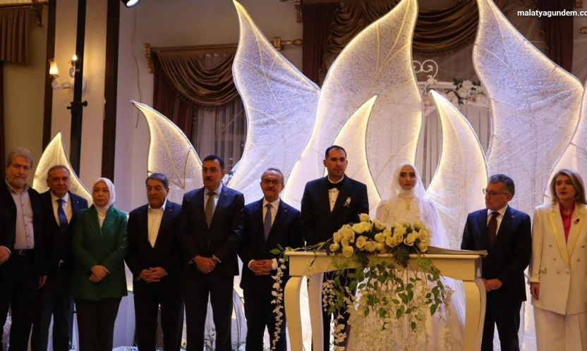 Malatya Büyükşehir Belediye Başkanı Sami Er, kızının nikahını kıydı