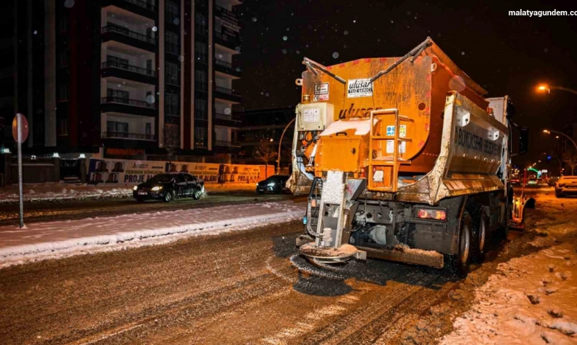 Malatya Büyükşehir Belediyesi karla mücadelede 7/24 sahada
