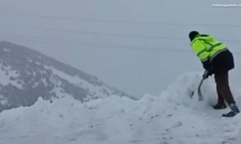 Malatya'da 2 bin rakımda dam üstlerinde kar mesaisi