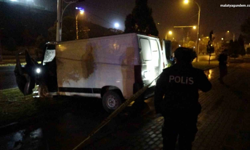 Malatya'da aydınlatma direğine çarpan minibüs sürücüsü hayatını kaybetti
