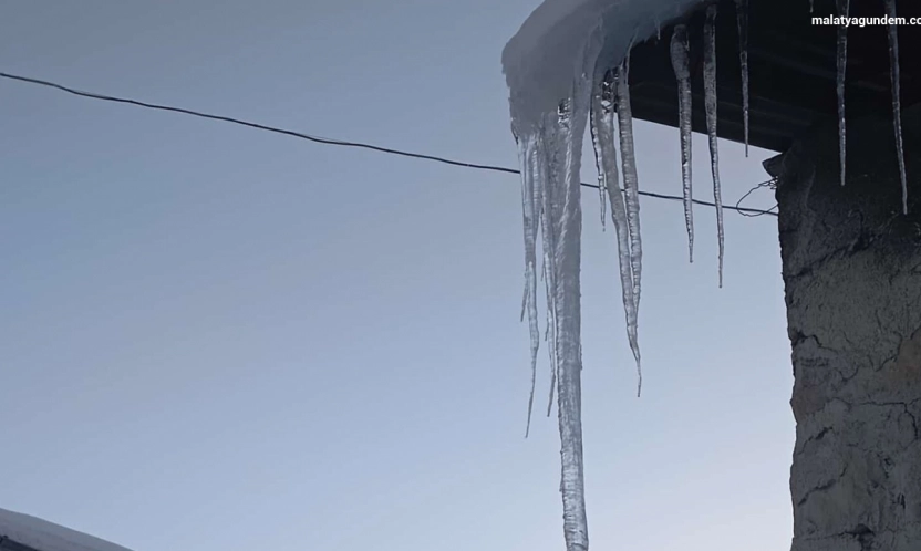 Malatya'da buz sarkıtları metreyle ölçüldü