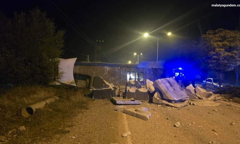 Malatya'da devrilen tır yolu kapattı