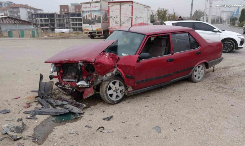 Malatya'da iki araç çarpıştı: 2 yaralı