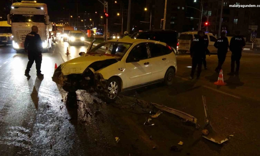 Malatya'da iki aracın çarpıştığı kazada ortalık savaş alanına döndü: 3 yaralı