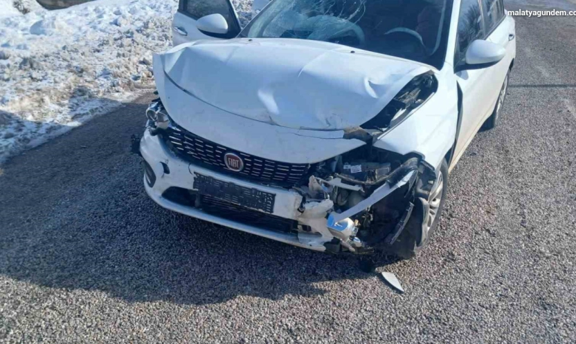 Malatya'da iki otomobil çarpıştı: 3 yaralı