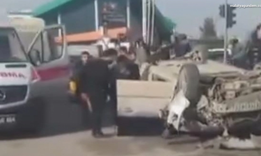 Çarpışan iki otomobilde 5 kişi yaralandı