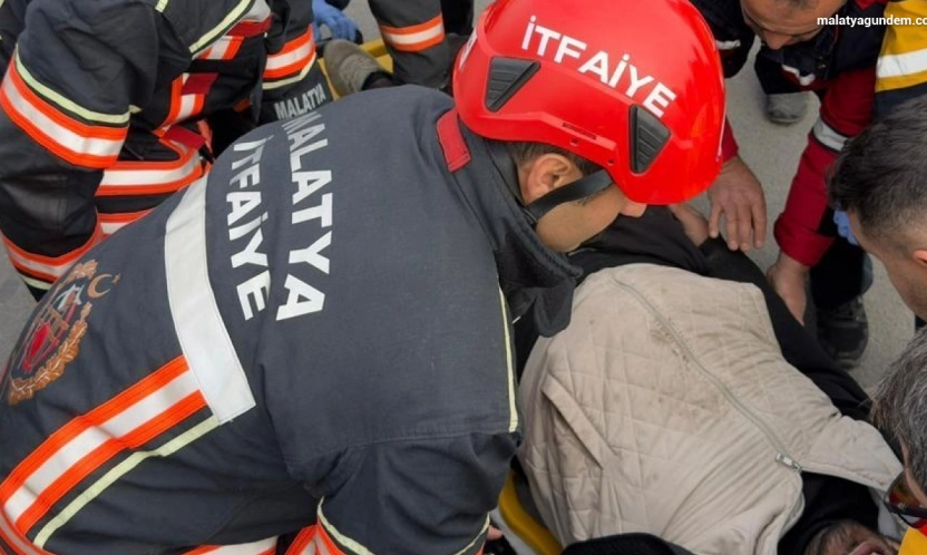 Malatya'da kamyonet ile kamyon çarpıştı: 1 yaralı