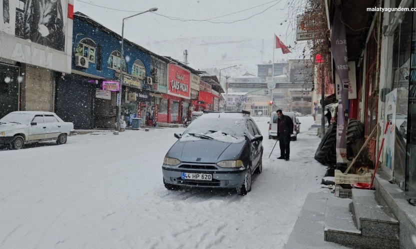 Malatya'da kar yağışı etkili oluyor