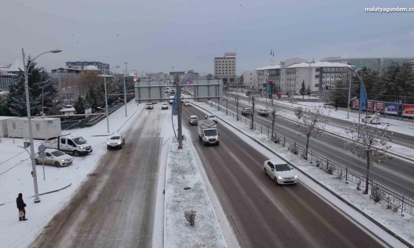 Malatya'da kar yağışı hayatı olumsuz etkiledi
