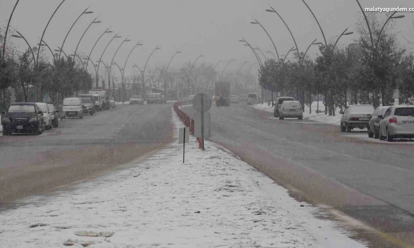 Malatya'da kar yağışı nedeniyle kamu personeline idari izin ve motosikletlere trafik yasağı